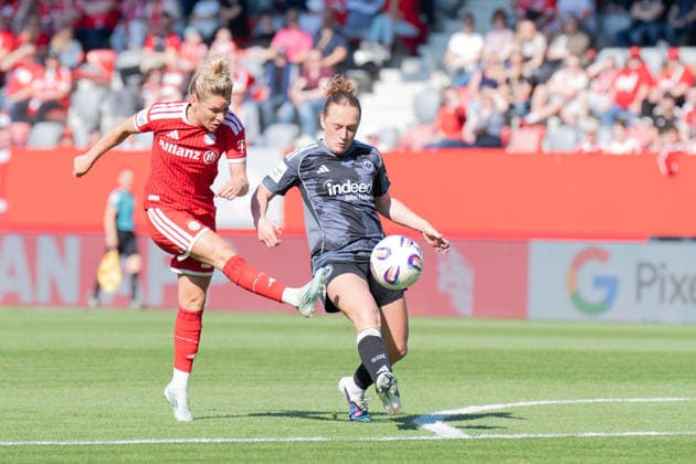 Linda Dallmann (10 FC Bayern) und Lisanne Gräwe (8 Frankfurt) in Aktion beim Google Pixel Frauen Bundesligaspiel FC Bayern München - Eintracht Frankfurt am 09.05.2026. München FC Bayern Campus Deutschland Deutschland