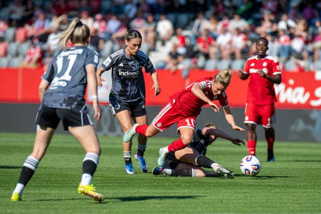 Linda Dallmann (10 FC Bayern) in Aktion beim Google Pixel Frauen Bundesligaspiel FC Bayern München - Eintracht Frankfurt am 09.05.2026. München FC Bayern Campus Deutschland Deutschland