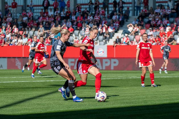 Nadine Riesen (22 Frankfurt) und Giulia Gwinn (7 FC Bayern) in Aktion beim Google Pixel Frauen Bundesligaspiel FC Bayern München - Eintracht Frankfurt am 09.05.2026. München FC Bayern Campus Deutschland Deutschland