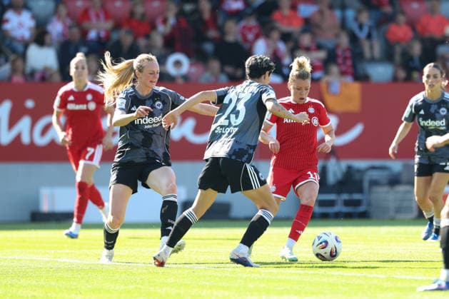 Linda Dallmann (FC Bayern Muenchen, 10) mit Ball mit Sara Doorsoun (Eintracht Frankfurt, 23) und Amanda Ilestedt (Eintracht Frankfurt, 13), GER, FC Bayern Muenchen vs. Eintracht Frankfurt, Fussball, Google Pixel Frauen-Bundesliga, 25. Spieltag, Saison 2025 2026, 09.05.2026, DFL DFB REGULATIONS PROHIBIT ANY USE OF PHOTOGRAPHS as IMAGE SEQUENCES and or QUASI-VIDEO, GER, FC Bayern Muenchen vs. Eintracht Frankfurt, Fussball, Google Pixel Frauen-Bundesliga, 25. Spieltag, Saison 2025 2026, 09.05.2026 Muenchen Copyright: xEibner-Pressefoto JennixMaulx EP_JML