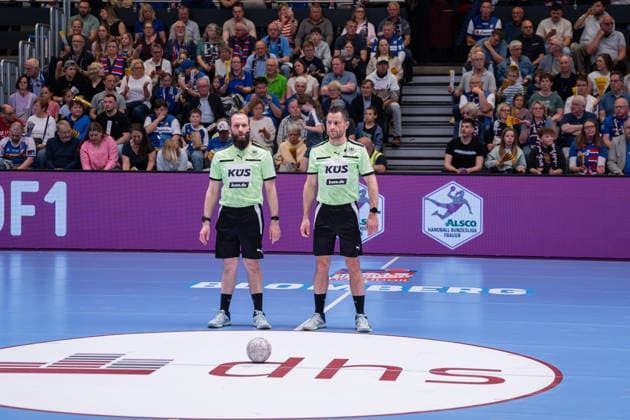 HSG Blomberg-Lippe (GER) vs. Thueringer HC (GER) Handball, 1. Handball Bundesliga Frauen, Halbfinale, Spiel 3, 9.5.2026, Saision 2025 2026, Blomberg Marcus Hurst (Schiedsrichter) und Mirko Krag (Schiedsrichter) Blomberg Sporthalle an der Ulmenallee Deutschland