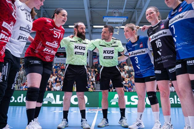 HSG Blomberg-Lippe (GER) vs. Thueringer HC (GER) Handball, 1. Handball Bundesliga Frauen, Halbfinale, Spiel 3, 9.5.2026, Saision 2025 2026, Blomberg Josefine Hanfland (Thueringer HC, 57), Marcus Hurst (Schiedsrichter) und Mirko Krag (Schiedsrichter), Laura Rueffieux (HSG Blomberg-Lippe, 03), Melanie Veith (HSG Blomberg-Lippe, 16) vor dem Spiel Blomberg Sporthalle an der Ulmenallee Deutschland
