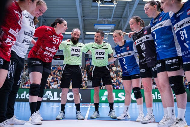HSG Blomberg-Lippe (GER) vs. Thueringer HC (GER) Handball, 1. Handball Bundesliga Frauen, Halbfinale, Spiel 3, 9.5.2026, Saision 2025 2026, Blomberg Laura Kuske (Thueringer HC, 11), Josefine Hanfland (Thueringer HC, 57), Marcus Hurst (Schiedsrichter) und Mirko Krag (Schiedsrichter), Laura Rueffieux (HSG Blomberg-Lippe, 03), Melanie Veith (HSG Blomberg-Lippe, 16), Diana Magnusdottir (HSG Blomberg-Lippe, 07) vor dem Spiel Blomberg Sporthalle an der Ulmenallee Deutschland