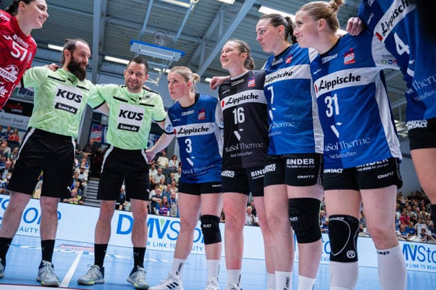 HSG Blomberg-Lippe (GER) vs. Thueringer HC (GER) Handball, 1. Handball Bundesliga Frauen, Halbfinale, Spiel 3, 9.5.2026, Saision 2025 2026, Blomberg Laura Rueffieux (HSG Blomberg-Lippe, 03), Melanie Veith (HSG Blomberg-Lippe, 16), Diana Magnusdottir (HSG Blomberg-Lippe, 07), Alexia Hauf (HSG Blomberg-Lippe, 31) vor dem Spiel Blomberg Sporthalle an der Ulmenallee Deutschland