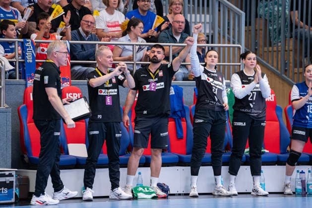 HSG Blomberg-Lippe (GER) vs. Thueringer HC (GER) Handball, 1. Handball Bundesliga Frauen, Halbfinale, Spiel 3, 9.5.2026, Saision 2025 2026, Blomberg Schaho Aziz (HSG Blomberg-Lippe, Physiotherapeut) jubelt nach einer Parade Blomberg Sporthalle an der Ulmenallee Deutschland