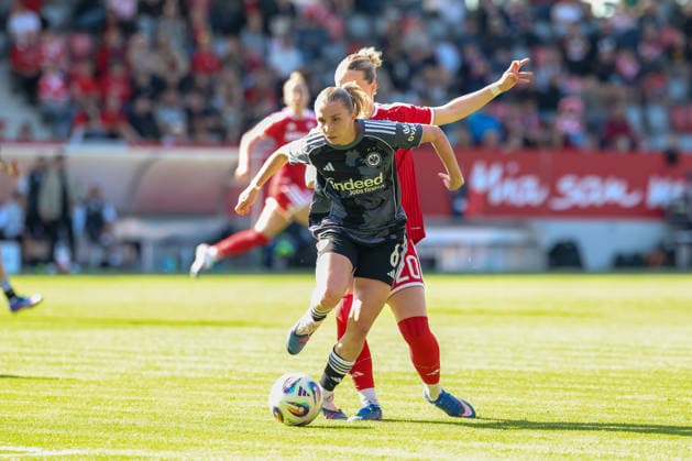 Zweikampf Elisa Senss (Eintracht Frankfurt, 06) mit Franziska Kett (FC Bayern Muenchen, 20), GER, FC Bayern Muenchen vs. Eintracht Frankfurt, Fussball, Google Pixel Frauen-Bundesliga, 25. Spieltag, Saison 2025 2026, 09.05.2026, DFL DFB REGULATIONS PROHIBIT ANY USE OF PHOTOGRAPHS as IMAGE SEQUENCES and or QUASI-VIDEO, GER, FC Bayern Muenchen vs. Eintracht Frankfurt, Fussball, Google Pixel Frauen-Bundesliga, 25. Spieltag, Saison 2025 2026, 09.05.2026 Muenchen Copyright: xEibner-Pressefoto JennixMaulx EP_JML