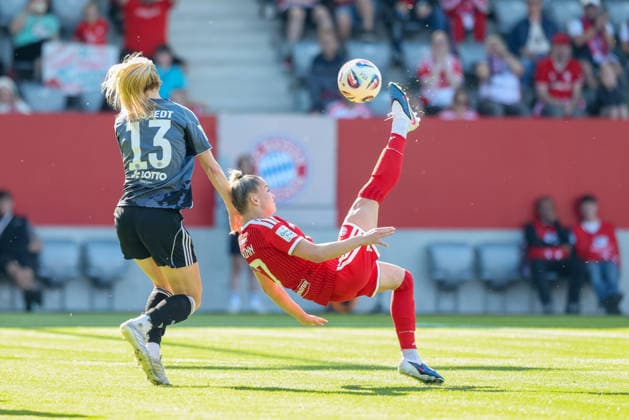 Fallrueckzieher Giulia Gwinn (FC Bayern Muenchen, 07) mit Amanda Ilestedt (Eintracht Frankfurt, 13), GER, FC Bayern Muenchen vs. Eintracht Frankfurt, Fussball, Google Pixel Frauen-Bundesliga, 25. Spieltag, Saison 2025 2026, 09.05.2026, DFL DFB REGULATIONS PROHIBIT ANY USE OF PHOTOGRAPHS as IMAGE SEQUENCES and or QUASI-VIDEO, GER, FC Bayern Muenchen vs. Eintracht Frankfurt, Fussball, Google Pixel Frauen-Bundesliga, 25. Spieltag, Saison 2025 2026, 09.05.2026 Muenchen Copyright: xEibner-Pressefoto JennixMaulx EP_JML