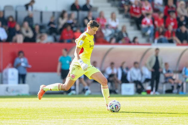 Lina Altenburg (Eintracht Frankfurt, 12) mit Ball, GER, FC Bayern Muenchen vs. Eintracht Frankfurt, Fussball, Google Pixel Frauen-Bundesliga, 25. Spieltag, Saison 2025 2026, 09.05.2026, DFL DFB REGULATIONS PROHIBIT ANY USE OF PHOTOGRAPHS as IMAGE SEQUENCES and or QUASI-VIDEO, GER, FC Bayern Muenchen vs. Eintracht Frankfurt, Fussball, Google Pixel Frauen-Bundesliga, 25. Spieltag, Saison 2025 2026, 09.05.2026 Muenchen Copyright: xEibner-Pressefoto JennixMaulx EP_JML