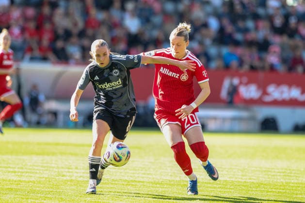 Zweikampf Elisa Senss (Eintracht Frankfurt, 06) mit Franziska Kett (FC Bayern Muenchen, 20), GER, FC Bayern Muenchen vs. Eintracht Frankfurt, Fussball, Google Pixel Frauen-Bundesliga, 25. Spieltag, Saison 2025 2026, 09.05.2026, DFL DFB REGULATIONS PROHIBIT ANY USE OF PHOTOGRAPHS as IMAGE SEQUENCES and or QUASI-VIDEO, GER, FC Bayern Muenchen vs. Eintracht Frankfurt, Fussball, Google Pixel Frauen-Bundesliga, 25. Spieltag, Saison 2025 2026, 09.05.2026 Muenchen Copyright: xEibner-Pressefoto JennixMaulx EP_JML