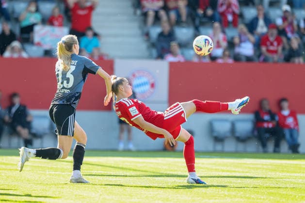 Fallrueckzieher Giulia Gwinn (FC Bayern Muenchen, 07) mit Amanda Ilestedt (Eintracht Frankfurt, 13), GER, FC Bayern Muenchen vs. Eintracht Frankfurt, Fussball, Google Pixel Frauen-Bundesliga, 25. Spieltag, Saison 2025 2026, 09.05.2026, DFL DFB REGULATIONS PROHIBIT ANY USE OF PHOTOGRAPHS as IMAGE SEQUENCES and or QUASI-VIDEO, GER, FC Bayern Muenchen vs. Eintracht Frankfurt, Fussball, Google Pixel Frauen-Bundesliga, 25. Spieltag, Saison 2025 2026, 09.05.2026 Muenchen Copyright: xEibner-Pressefoto JennixMaulx EP_JML