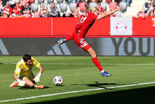 Fussball, Frauen, Google Pixel Frauen Bundesliga, 25.Spieltag, Saison 2025 2026, FC Bayern München - Eintracht Frankfurt, Campus Torchance durch Pernille Harder (FC Bayern München) (re.) die hier über Keeperin Lina Altenburg (Eintracht Frankfurt) (li. süringt