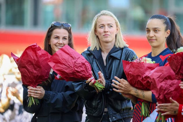 München, Deutschland: 09. Mai 2026 - 1. Frauen Bundesliga - 25. Spieltag - FC Bayern München vs. Eintracht Frankfurt Im Bild: v.li. Ex FCB Spielerin Tuva Hansen und Ex-FCB Spielerin Lea Schüller Schueller und Natalia Padilla-Bidas (FCB), die nach der Saison den Club verlässt, bei ihrer Verabschiedung vor dem letzten Heimspiel der Saison in München Copyright: HMBxMedia MadeleinexFantini