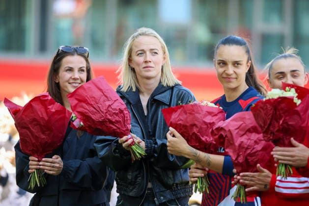 München, Deutschland: 09. Mai 2026 - 1. Frauen Bundesliga - 25. Spieltag - FC Bayern München vs. Eintracht Frankfurt Im Bild: v.li. Ex FCB Spielerin Tuva Hansen und Ex-FCB Spielerin Lea Schüller Schueller und Natalia Padilla-Bidas (FCB), die nach der Saison den Club verlässt, bei ihrer Verabschiedung vor dem letzten Heimspiel der Saison in München Copyright: HMBxMedia MadeleinexFantini
