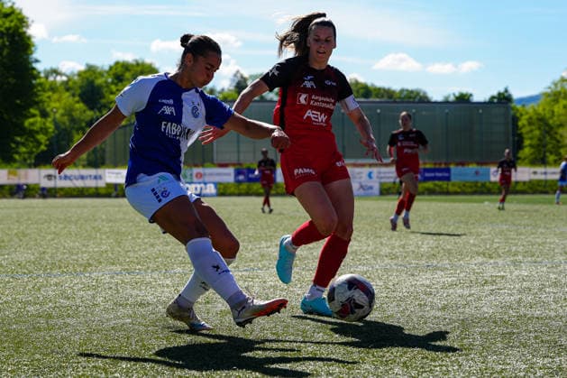 Schweiz: AXA Women s Super League 2025 26, FC Aarau Frauen vs GC Frauenfussball - Sportanlage Schachen, Aarau: Kayla Jay Mckenna (12 Grasshoppers) gegen Celia Hofer (27 FC Aarau) Copyright: xKjetilxWaberx