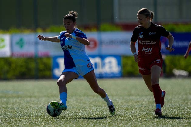 Schweiz: AXA Women s Super League 2025 26, FC Aarau Frauen vs GC Frauenfussball - Sportanlage Schachen, Aarau: Viola Avduli (23 Grasshoppers) gegen Fabia Reinschmidt (13 FC Aarau) Copyright: xKjetilxWaberx