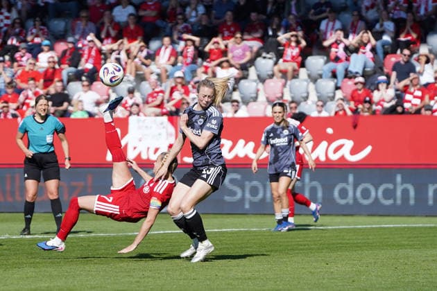 Giulia Gwinn (7 FC Bayern) mit dem Fallrückzieher beim Google Pixel Frauen Bundesligaspiel FC Bayern München - Eintracht Frankfurt am 09.05.2026. München FC Bayern Campus Deutschland Deutschland