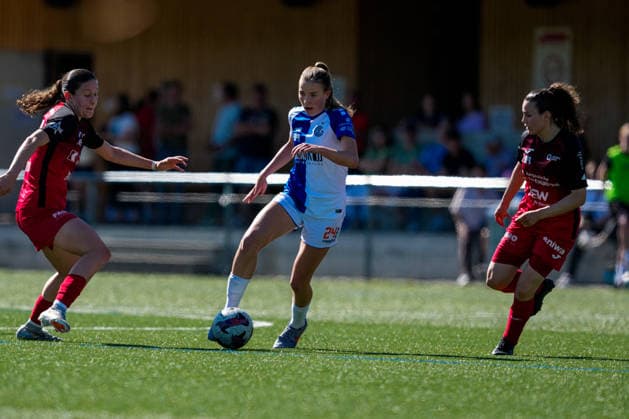 Schweiz: AXA Women s Super League 2025 26, FC Aarau Frauen vs GC Frauenfussball - Sportanlage Schachen, Aarau: Julie Gartmann (19 FC Aarau) mit Nathalie Widmer (5 FC Aarau) gegen Giulia Looser (24 Grasshoppers) Copyright: xKjetilxWaberx