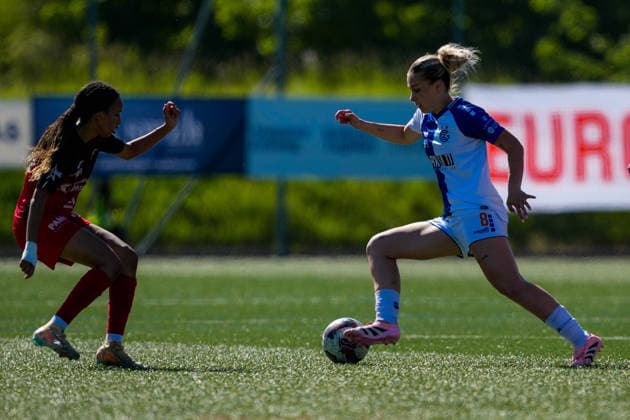 Schweiz: AXA Women s Super League 2025 26, FC Aarau Frauen vs GC Frauenfussball - Sportanlage Schachen, Aarau: Joy Steck (17 FC Aarau) im Duell mit Ella Ljustina (8 Grasshoppers) Copyright: xKjetilxWaberx