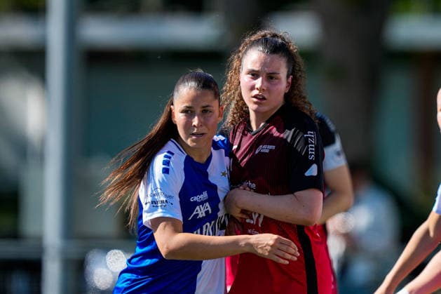 Schweiz: AXA Women s Super League 2025 26, FC Aarau Frauen vs GC Frauenfussball - Sportanlage Schachen, Aarau: Nathalie Widmer (5 FC Aarau) gegen Luna Lemperiere (6 Grasshoppers) Copyright: xKjetilxWaberx