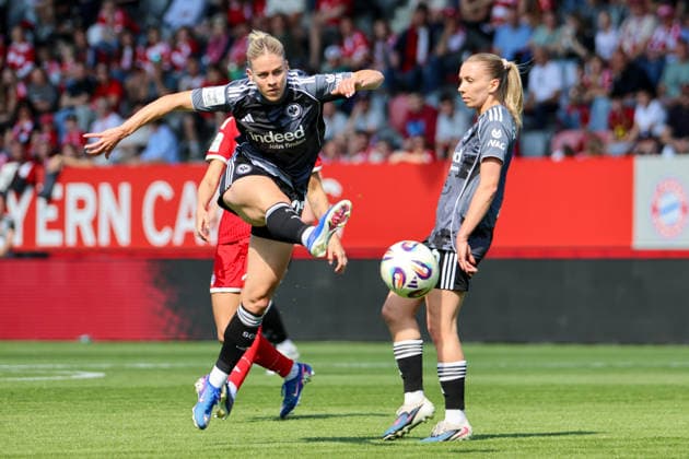 München, Deutschland: 09. Mai 2026 - 1. Frauen Bundesliga - 25. Spieltag - FC Bayern München vs. Eintracht Frankfurt Im Bild: v.li. Nadine Riesen (SGE) und Elisa Senß Senss (SGE) Copyright: HMBxMedia MadeleinexFantini