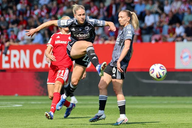 München, Deutschland: 09. Mai 2026 - 1. Frauen Bundesliga - 25. Spieltag - FC Bayern München vs. Eintracht Frankfurt Im Bild: v.li. Nadine Riesen (SGE) und Elisa Senß Senss (SGE) Copyright: HMBxMedia MadeleinexFantini
