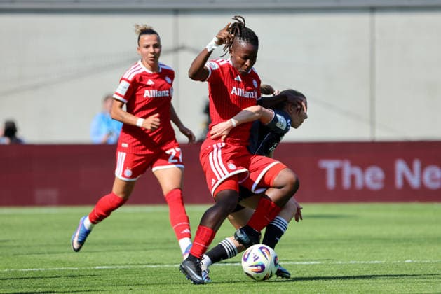 München, Deutschland: 09. Mai 2026 - 1. Frauen Bundesliga - 25. Spieltag - FC Bayern München vs. Eintracht Frankfurt Im Bild: v.li. im Zweikampf Bernadette Amani (FCB) und Elisa Senß Senss (SGE) Copyright: HMBxMedia MadeleinexFantini