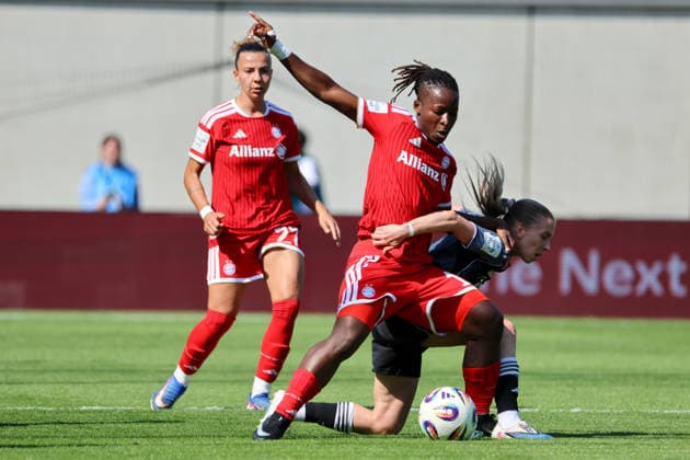 München, Deutschland: 09. Mai 2026 - 1. Frauen Bundesliga - 25. Spieltag - FC Bayern München vs. Eintracht Frankfurt Im Bild: v.li. im Zweikampf Arianna Caruso (FCB), Bernadette Amani (FCB) und Elisa Senß Senss (SGE) Copyright: HMBxMedia MadeleinexFantini