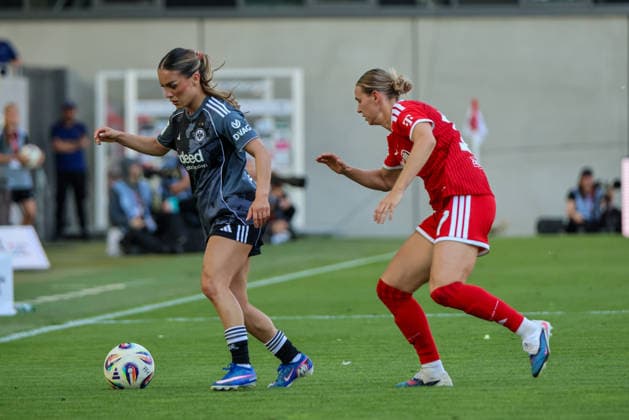 München, Deutschland: 09. Mai 2026 - 1. Frauen Bundesliga - 25. Spieltag - FC Bayern München vs. Eintracht Frankfurt Im Bild: v.li. Ereleta Memeti (SGE) und Klara Bühl Buehl (FCB) Copyright: HMBxMedia MadeleinexFantini
