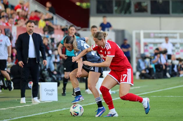 München, Deutschland: 09. Mai 2026 - 1. Frauen Bundesliga - 25. Spieltag - FC Bayern München vs. Eintracht Frankfurt Im Bild: v.li. im Zweikampf Ereleta Memeti (SGE) und Klara Bühl Buehl (FCB) Copyright: HMBxMedia MadeleinexFantini