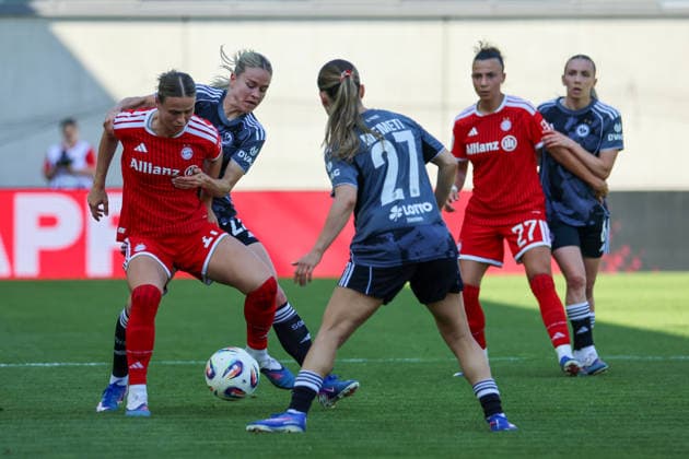 München, Deutschland: 09. Mai 2026 - 1. Frauen Bundesliga - 25. Spieltag - FC Bayern München vs. Eintracht Frankfurt Im Bild: v.li. im Zweikampf Klara Bühl Buehl (FCB), Nadine Riesen (SGE) und Ereleta memeti (SGE) Copyright: HMBxMedia MadeleinexFantini