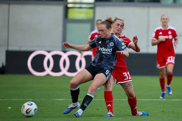 München, Deutschland: 09. Mai 2026 - 1. Frauen Bundesliga - 25. Spieltag - FC Bayern München vs. Eintracht Frankfurt Im Bild: v.li. im Zweikampf Lisanne Gräwe Graewe (SGE) und Georgia Stanway (FCB) Copyright: HMBxMedia MadeleinexFantini