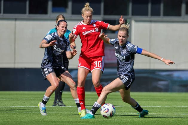 München, Deutschland: 09. Mai 2026 - 1. Frauen Bundesliga - 25. Spieltag - FC Bayern München vs. Eintracht Frankfurt Im Bild: v.li. im Zweikampf Geraldine Reuteler (SGE), Carolin Simon (FCB) und Laura Freigang (SGE) Copyright: HMBxMedia MadeleinexFantini
