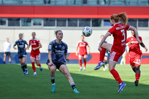 München, Deutschland: 09. Mai 2026 - 1. Frauen Bundesliga - 25. Spieltag - FC Bayern München vs. Eintracht Frankfurt Im Bild: v.li. Laura Freigang (SGE) und Stina Ballisager (FCB) Copyright: HMBxMedia MadeleinexFantini