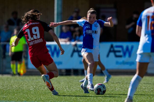 Schweiz: AXA Women s Super League 2025 26, FC Aarau Frauen vs GC Frauenfussball - Sportanlage Schachen, Aarau: Giulia Looser (24 Grasshoppers) im Duell mit Julie Gartmann (19 FC Aarau) Copyright: xKjetilxWaberx