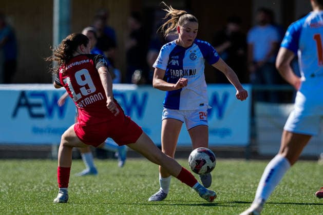 Schweiz: AXA Women s Super League 2025 26, FC Aarau Frauen vs GC Frauenfussball - Sportanlage Schachen, Aarau: Giulia Looser (24 Grasshoppers) im Duell mit Julie Gartmann (19 FC Aarau) Copyright: xKjetilxWaberx