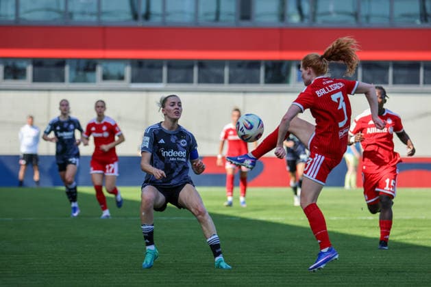 München, Deutschland: 09. Mai 2026 - 1. Frauen Bundesliga - 25. Spieltag - FC Bayern München vs. Eintracht Frankfurt Im Bild: v.li. Laura Freigang (SGE) und Stina Ballisager (FCB) Copyright: HMBxMedia MadeleinexFantini