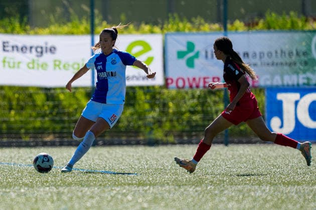Schweiz: AXA Women s Super League 2025 26, FC Aarau Frauen vs GC Frauenfussball - Sportanlage Schachen, Aarau: Marta Cazalla Garcia (15 Grasshoppers) im Duell mit Joy Steck (17 FC Aarau) Copyright: xKjetilxWaberx