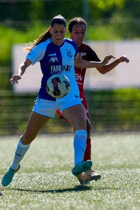 Schweiz: AXA Women s Super League 2025 26, FC Aarau Frauen vs GC Frauenfussball - Sportanlage Schachen, Aarau: Joy Steck (17 FC Aarau) gegen Luna Lemperiere (6 Grasshoppers) Copyright: xKjetilxWaberx