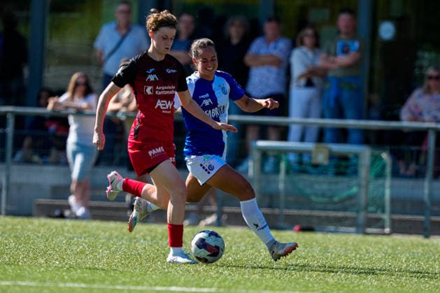 Schweiz: AXA Women s Super League 2025 26, FC Aarau Frauen vs GC Frauenfussball - Sportanlage Schachen, Aarau: Kayla Jay Mckenna (12 Grasshoppers) gegen Andrea Jäggi - Andrea Jaggi (4 FC Aarau) Copyright: xKjetilxWaberx