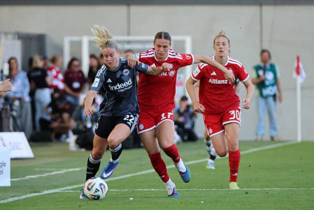 München, Deutschland: 09. Mai 2026 - 1. Frauen Bundesliga - 25. Spieltag - FC Bayern München vs. Eintracht Frankfurt Im Bild: v.li. im Zweikampf Nadine Riesen (SGE) und Klara Bühl Buehl (FCB) Copyright: HMBxMedia MadeleinexFantini