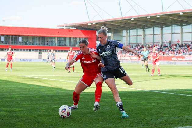 München, Deutschland: 09. Mai 2026 - 1. Frauen Bundesliga - 25. Spieltag - FC Bayern München vs. Eintracht Frankfurt Im Bild: v.li. im Zweikampf Klara Bühl Buehl (FCB) und Laura Freigang (SGE) Copyright: HMBxMedia MadeleinexFantini
