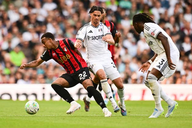 Fulham FC v AFC Bournemouth, Premier League AFC Bournemouth forward Eli Junior Kroupi (22) under pressure from Fulham midfielder Antonee Robinson (33) during the Premier League match between Fulham FC and AFC Bournemouth at Craven Cottage, London, UK on 9 May 2026. London Craven Cottage Greater London UK Editorial use only DataCo restrictions apply See www.football-dataco.com , Copyright: xDennisxGoodwinx PSI-24220-0047