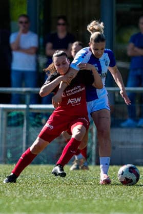Schweiz: AXA Women s Super League 2025 26, FC Aarau Frauen vs GC Frauenfussball - Sportanlage Schachen, Aarau: Nathalie Widmer (5 FC Aarau) im Duell mit Ella Ljustina (8 Grasshoppers) Copyright: xKjetilxWaberx
