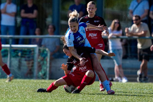 Schweiz: AXA Women s Super League 2025 26, FC Aarau Frauen vs GC Frauenfussball - Sportanlage Schachen, Aarau: Nathalie Widmer (5 FC Aarau) im Duell mit Ella Ljustina (8 Grasshoppers) Copyright: xKjetilxWaberx
