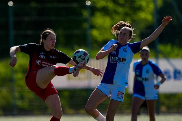 Schweiz: AXA Women s Super League 2025 26, FC Aarau Frauen vs GC Frauenfussball - Sportanlage Schachen, Aarau: Svenja von Felten (23 FC Aarau) im Duell mit Giulia Looser (24 Grasshoppers) Copyright: xKjetilxWaberx