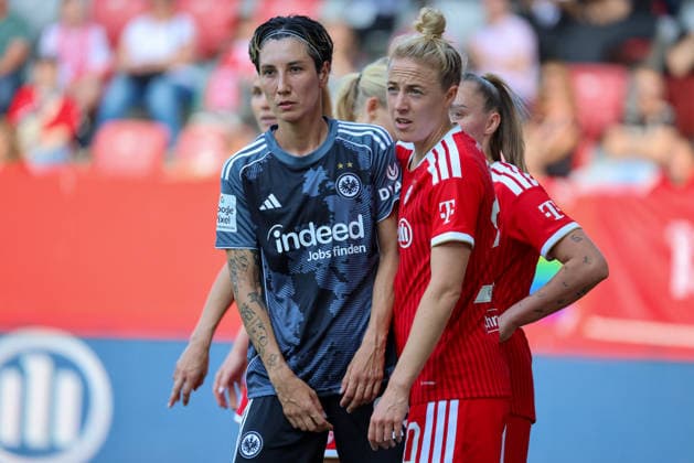 München, Deutschland: 09. Mai 2026 - 1. Frauen Bundesliga - 25. Spieltag - FC Bayern München vs. Eintracht Frankfurt Im Bild: v.li. Sara Doorsoun (SGE) und Carolin Simon (FCB) Copyright: HMBxMedia MadeleinexFantini