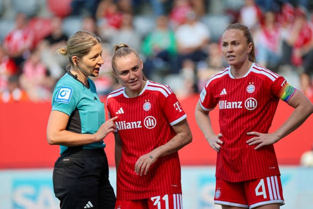 München, Deutschland: 09. Mai 2026 - 1. Frauen Bundesliga - 25. Spieltag - FC Bayern München vs. Eintracht Frankfurt Im Bild: v.li. Schiedsrichterin Karoline Wacker (Deutschland) erklärt Georgia Stanway (FCB) die Spielunterbrechung, daneben Glodis Perla Viggosdottir (FCB) Copyright: HMBxMedia MadeleinexFantini