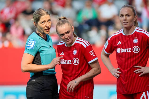 München, Deutschland: 09. Mai 2026 - 1. Frauen Bundesliga - 25. Spieltag - FC Bayern München vs. Eintracht Frankfurt Im Bild: v.li. Schiedsrichterin Karoline Wacker (Deutschland) erklärt Georgia Stanway (FCB) die Spielunterbrechung, daneben Glodis Perla Viggosdottir (FCB) Copyright: HMBxMedia MadeleinexFantini