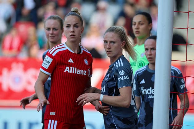 München, Deutschland: 09. Mai 2026 - 1. Frauen Bundesliga - 25. Spieltag - FC Bayern München vs. Eintracht Frankfurt Im Bild: v.li. Giulia Gwinn (FCB) und Rebecka Blomqvist (SGE) Copyright: HMBxMedia MadeleinexFantini