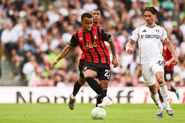 Fulham FC v AFC Bournemouth, Premier League AFC Bournemouth forward Eli Junior Kroupi (22) looks to release the ball under pressure from Fulham midfielder Antonee Robinson (33) during the Premier League match between Fulham FC and AFC Bournemouth at Craven Cottage, London, UK on 9 May 2026. London Craven Cottage Greater London UK Editorial use only DataCo restrictions apply See www.football-dataco.com , Copyright: xDennisxGoodwinx PSI-24220-0048